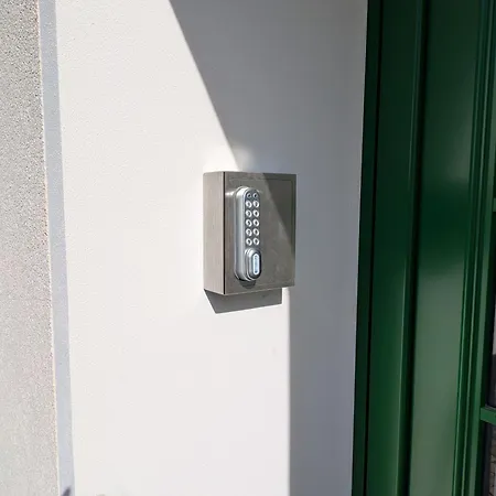 Rotes Nest Apartament *